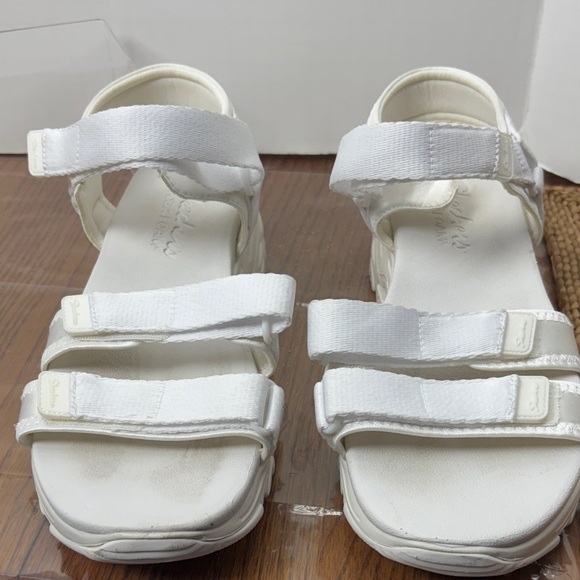 Sketchers, White Women's Sandals with Velcro closures. Size 9. - Picture 3 of 6